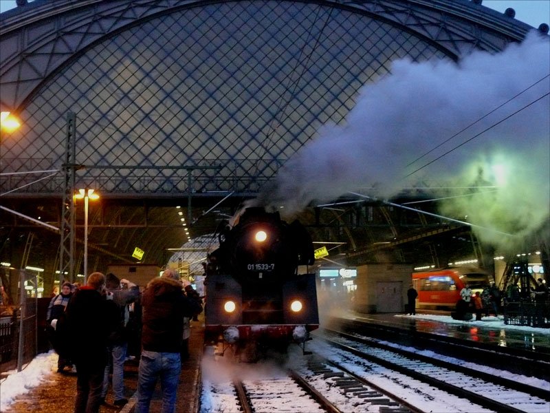 Auch am Abend des 20.02.2009 gibt´s wieder viel Auflauf auf dem Bahnhof Dresden-Neustadt, als 01 1533 von ihrer nun bereits fnften Sonderfahrt aus Zittau zurck kommt.
