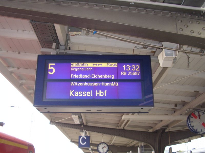 Auch am Bahnhof Gttingen gibt es jetzt moderne LCD-Zugzielanzeigen.