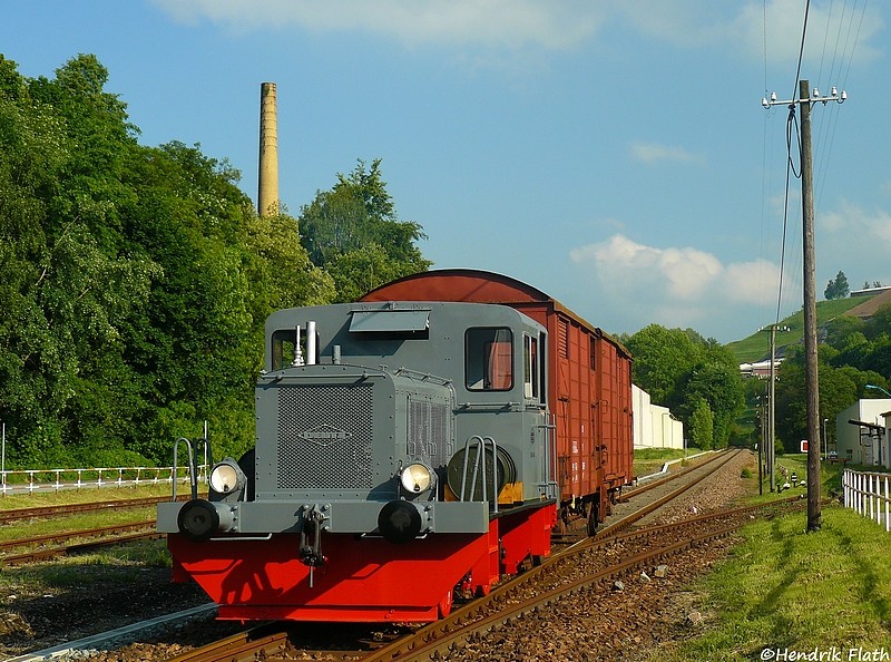 Auch am ehem. Anschluss  VEB-Pappenwerke Schwarzenberg  wurde die ehemals dort eingesetzt Deutz-Kleinlok am 22.05.2009 fotogerecht platziert.