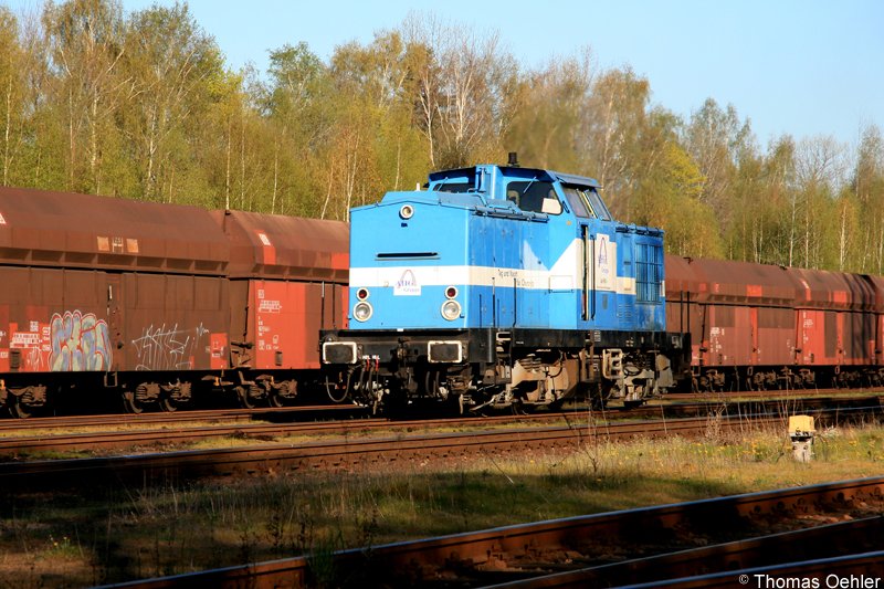 Auch am Morgen des 15.04.07 ist Stadtwerke-Lok Nr. 4 wieder in Chemnitz-Kchwald im Einsatz. Hier fhrt sie gerade vor, um die nchsten vollen Kohlewagen abzuholen.