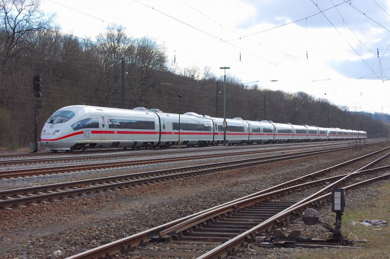 Auch am Ostersonntag sind die weiroten Lindwrmer im Doppelpack unterwegs um die  Osterhasis  durch die Lande zu bringen. Aufgenommen kurz vor der Kurve zum Offinger Bahnhof an der KBS 980.
