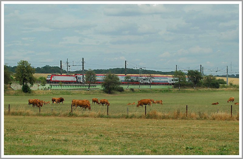 Auch an meinem letzten Urlaubstag in Luxemburg machte ich einen kleinen Abstecher an die Bahnlinie zwischen Luxemburg Stadt und Bettemburg. Die Aufnahme zeigt eine Wendezuggarnitur gezogen von einer Lok der Serie 4000 (Bombardier 185.1) kurz nach der Ausfahrt aus Luxemburg. Zielbahnhof: Athos.