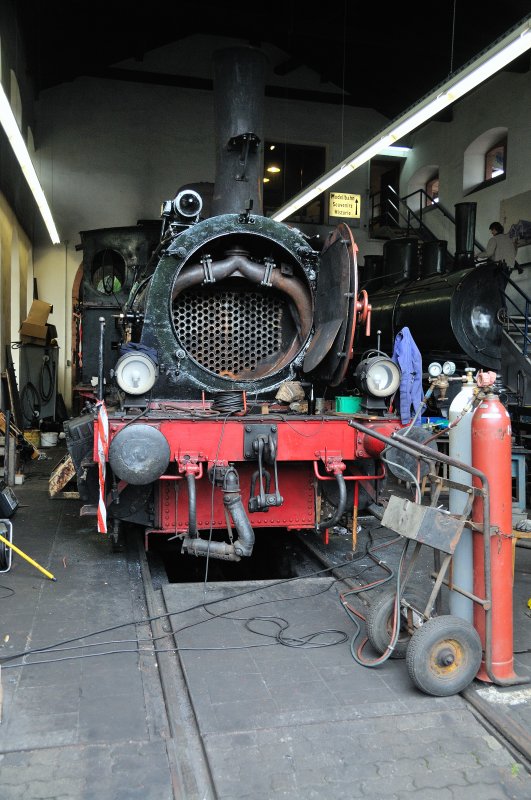 Auch an der  Speyerbach  des Eisenbahnmuseums Neustadt/Weinstrasse wird am Muttertag 2009 gearbeitet. Mit ihren 105 Jahren sieht sie noch relativ gut aus und ist betriebsf�hig!!! (Mai 2009)