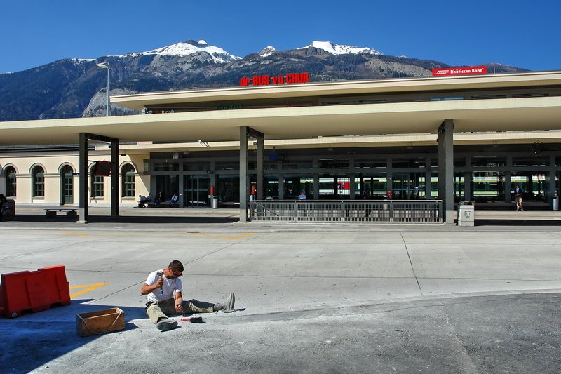 Auch anstrengende und schweisstreibende Handarbeit gehrt bei der Neugestaltung des Bahnhofvorplatzes mit dazu. Im Hintergrund ragt der Hausberg von Chur, der Calanda, ber das neue Bahnhofsdach. 12.4.2007
