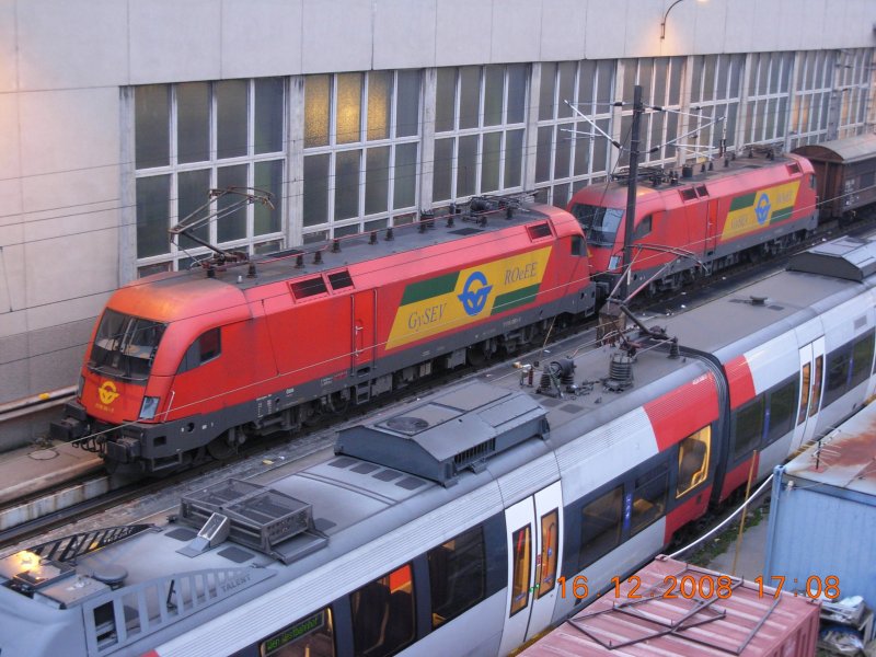 Auch die Anwesenheit der beiden GySEV-Loks der Baureihe 1116 in der Traktion Wien West stellt eine absolute Raritt dar (16.12.2008).