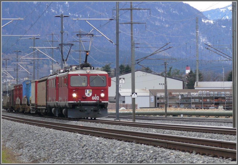Auch auf dem Netz der Rhtischen Bahn gibts Doppeltraktionen, hier mit Ge 4/4 I 602  Bernina  und einer Schwesterlok beim passieren der Ausweichstelle Zizers. (21.11.2007)