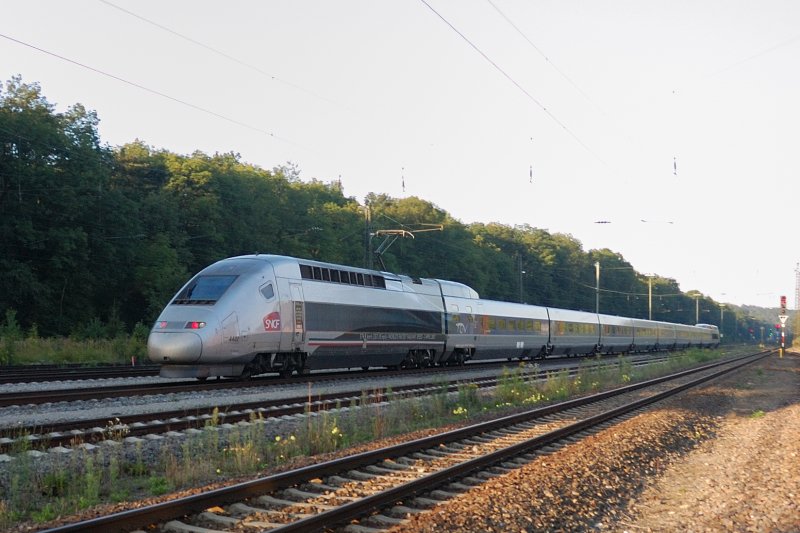 Auch auf dem zweiten Triebkopf wurde das genderte Design realisiert.. silber-schwarz. Desweiteren trgt er die Inschriften zum Weltrekord in franzsisch und englisch an den Seitenwnden. Der Ziehende in deutsch und franzsisch. Aufgenommen an der Rennbahn Neuoffingen - Gnzburg, KBS 980, Augsburg - Ulm im August 2008.
