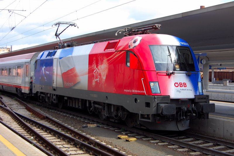 Auch aus dieser Perspektive kommt das farbige Folienkleid bestens zur Geltung. M�ge man den EM-Tauri auch nach der Europameisterschaft noch eine lange bunte Zeit zugestehen.