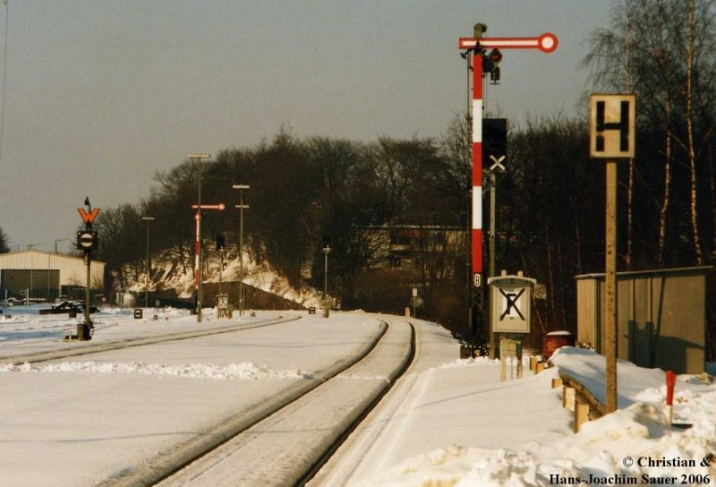Auch das Ausfahrsignal B, in Remscheid – Lennep, hat schon seinen Nachfolger hinter sich stehen.  Februar 1991.
