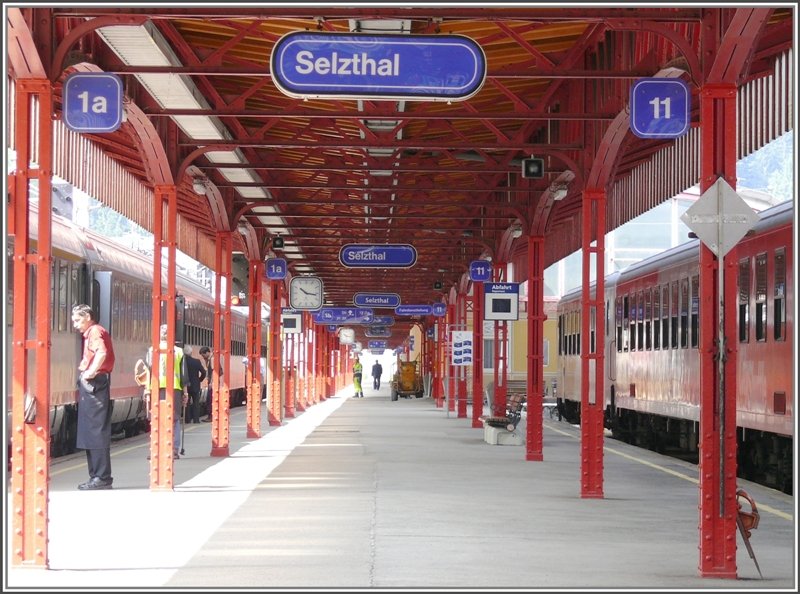 Auch im Ausland gibts Bahnhofuhren, wie hier in Selzthal, allerdings wirkt sie etwas blass und sticht nicht gleich ins Auge. (16.05.2008) 