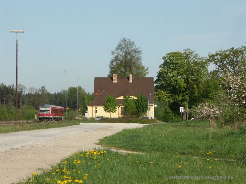 Auch im Bahnhof von Tssling ist der Frhling angekommen. An der Ladestrae liegt sogar noch ein Gleis. Dahinter blht es in den Grten und ein 628er macht gerade Halt auf dem Weg nach Mhldorf.... 25.04.2009