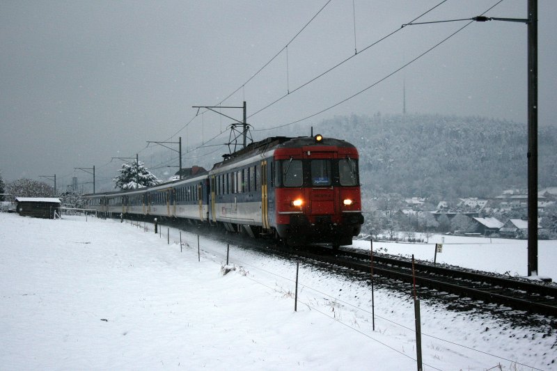 Auch bald 4 Jahre nach der bernahme der S33 durch THURBO wird die S33 20362 an Werktagen mit einem achtteiligen RBe-540-Pendel der SBB gefhrt. Die Aufnahme entstand am sichtlich kalten Abend des 12.12.2008 beim Bahnbergang Riedhofstrasse in Winterthur. 