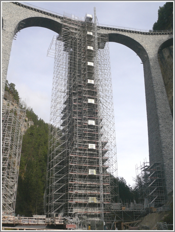 Auch das Baugerst mit dem Aufzug ist eine eindrckliche Erscheinung und sieht sehr filigran aus. Alle Fotos wurden vom offiziellen Wanderweg aus geschossen. (24.10.2009)