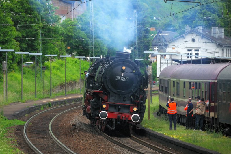 Auch das Begleitpersonal von den Eisenbahnenfreunden von  OnWheels  fuzzte ein paar Erinnerungsbilder von der Sonderfahrt an den Rhein. 01 1066 elegant in der Bahnhofskurve von Bacharach. (16.05.09). 