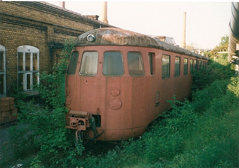 Auch bei der DR gab es ET 25-Triebwagen.Diese waren vierteilig und liefen sp�ter unter der Bezeichnug 285 im Raum Leipzig bis zum Jahre 1976.Als einzige Einheit blieb der ET 25 201 erhalten wo nur noch ein Teil dann jahrelang im Bh Leipzig Hbf West stand.Im Mai 2000 habe ich Diesen noch erwischt inzwischen ist das Teil auch verschrottet.