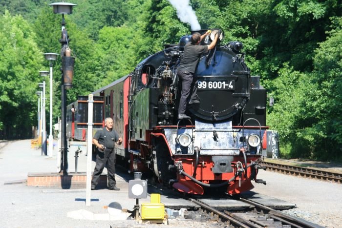 Auch bei der Pause in Alexisbad wird gepflegt und gereinigt bis die Wasserk�sten und Rauchkammert�r d�nn werden...