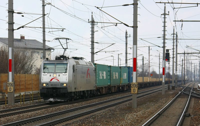 Auch bei den Privaten merkt man den Rckgang der Konjunktur: deutlich weniger Fracht bei Zgen, die im Vorjahr bis zur Belastungsgrenze beladen waren! TXLogistik 185 531 bei der Durchfahrt im Bahnhof Marchtrenk am 14. Februar 2009.