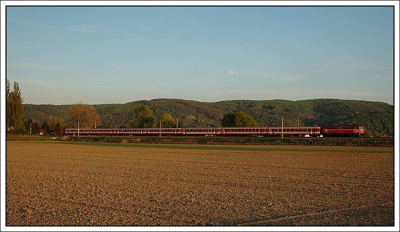 Auch bei REX 7136 „Smaragd“ von Wien FJB nach Krems glaubt man auch, die Zeit wre irgendwann einmal stehen geblieben. Aufnahme entstand am 16.4.2007 kurz nach Zeiselmauer.
