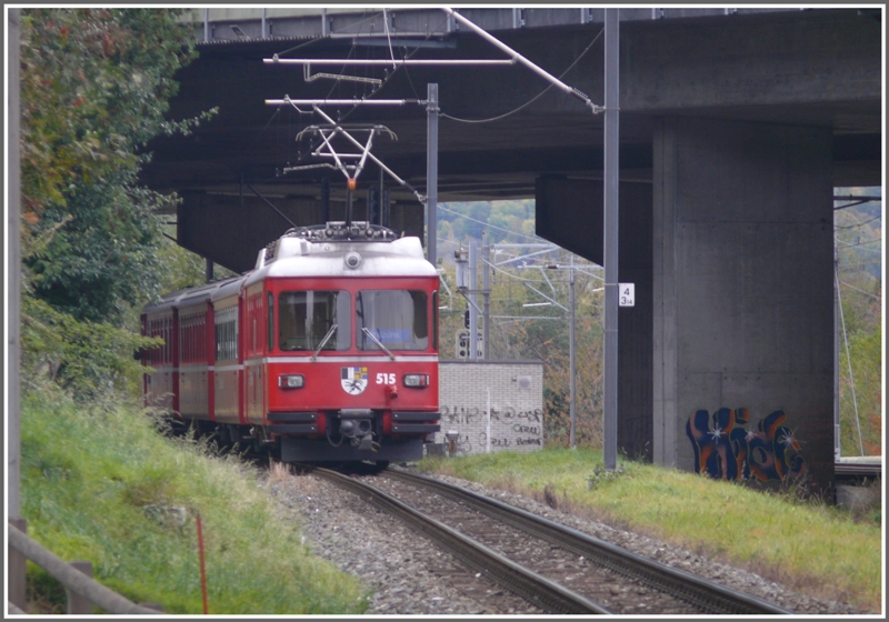 Auch bei der RhB gibt es nicht nur reizvolle Gebirgsstrecken, sondern z.B. diese Autobahnunterfhrung bei Zizers, wo auch akkustisch die Ruhe der Bndner Berge arg strapaziert wird. R1533 mit Be 4/4 515. (25.10.2009)