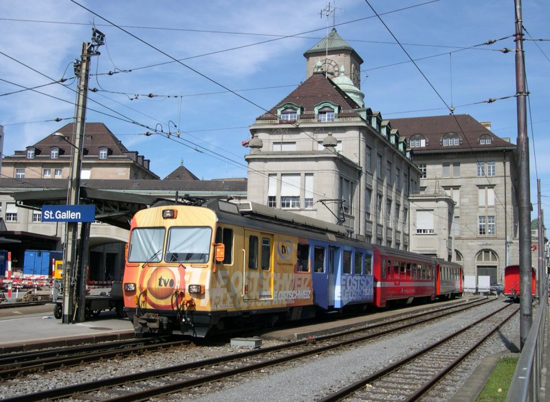 Auch bei den schweizer Privatbahnen hat sich rumgesprochen das man auf Fahrzeugen gut Werbung machen kann, und so wirbt der Triebwagen 13 der Appenzeller Bahnen am 30.04.2005 im Bahnhof von St. Gallen fr Tele Ostschweiz, einen regionalen Fernsehsender.