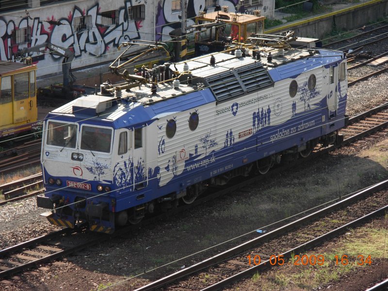 Auch bei den slowakischen Eisenbahnen gibt es Sonderloks. Dieses beraus gelungene Exemplar der Baureihe 362 war am 10.5.2009 im Bereich des Hauptbahnhofes von Bratislava zu beobachten.