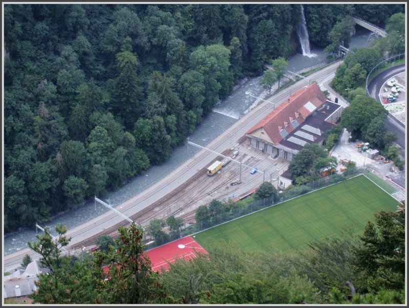 Auch beim Pilze suchen gibts manchmal Ausblicke auf die Eisenbahn. Auf dem Weg zum Mittenberg oberhalb Churs erblickt man tief unten das ehemalige Depot Sand der Arosabahn, das heute von einer Gleisunterhaltsfirma bentzt wird. (22.07.2007)