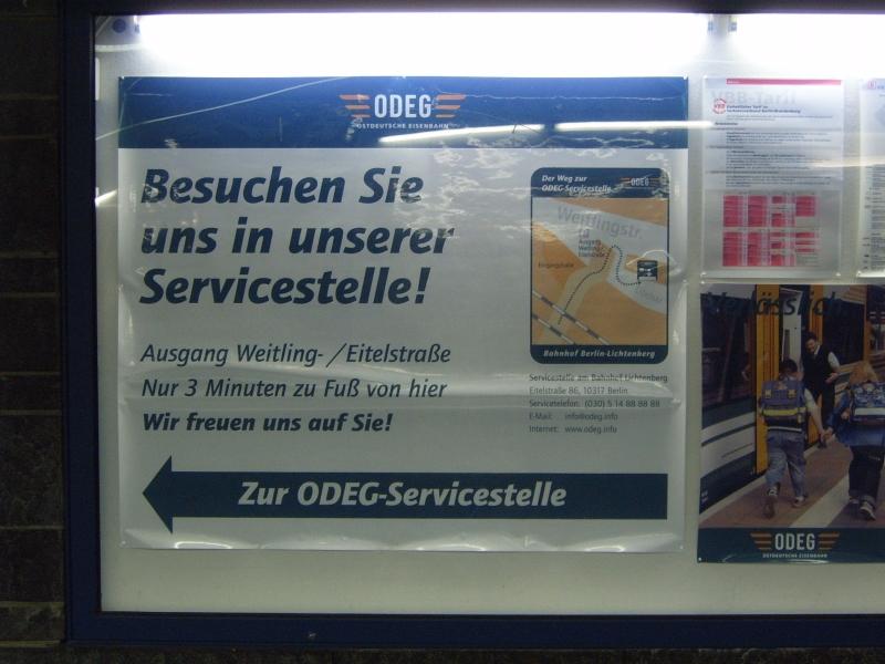 Auch in Berlin hat sich die ODEG nun ein Service-Bro eingerichtet. Dieses Plakat weist in der Bahnhofshalle am Bahnhof Berlin-Lichtenberg auf das Bro hin.