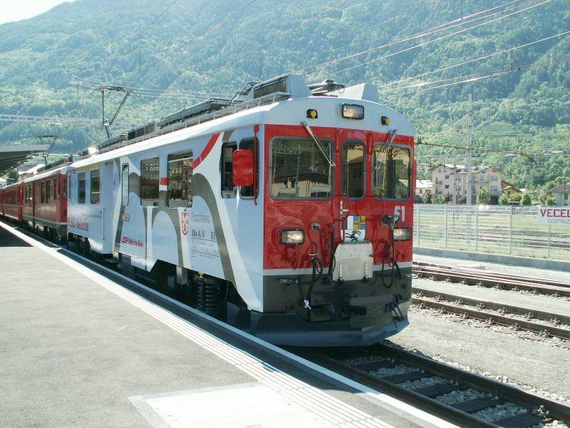 Auch der Berninatriebwagen ABe 4/4 Nr.51 wirbt jetzt fr die Unesco Kandidatur  Rhtische Bahn  Kulturlandschaft Albula/Bernina.Tirano 10.05.07
