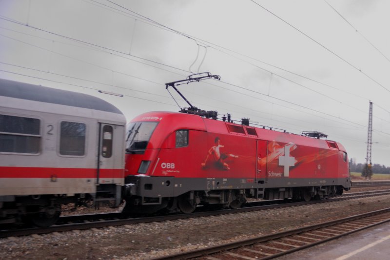 Auch eine Besonderheit der besonderen Art: Gleich zweimal hintereinander hing die Schweiz am IC 2082/83  Knigssee . Heute am Sonntag, den 4. Januar machte sie sich zum zweiten Mal auf den Weg in den schon teils verschneiten Norden. Aufnahme aus Gersthofen-Spielewelt.