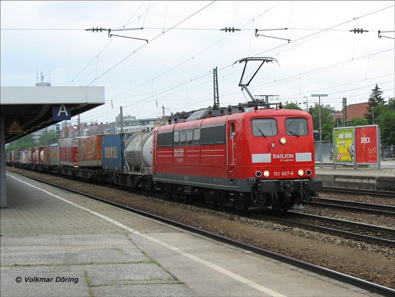 Auch die betagte 151 067 hat das neue Logo  Railion DB Logistics  bekommen. Am 17.06.2006 kommt sie mit einem Gterzug auf Gleis 9 durch Mnchen-Ostbahnhof
