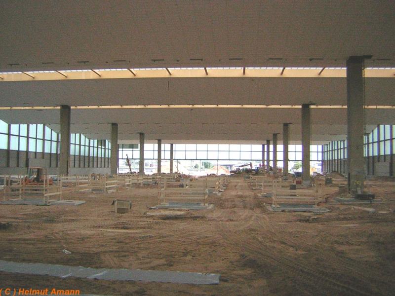 Auch der Blick in das Innere der Halle des ehemaligen Postbahnhofes in Frankfurt am Main war am Tag der Aufnahme am 03.06.2005 noch mglich. Es war kein Mensch anzutreffen an 
diesem Freitagabend, der Eingang in die Halle war offen, und 
kein Hinweisschild darauf, da es sich um eine Baustelle handelt, deren Betreten verboten ist, andernfalls htte ich diese Aufnahme nicht machen knnen.