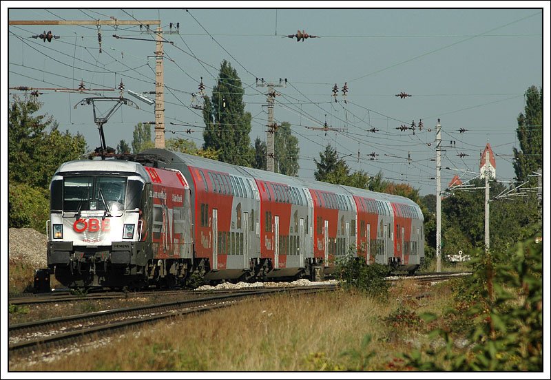 Auch der Bundesheertaurus 1116 246 war am 30.9.2007 mit den Durchbindern unterwegs. Die Aufnahme zeigt  R 2316 von Payerbach-Reichenau nach Bernhardsthal zwischen Wien Atzgersdorf-Mauer und Wien Hetzendorf.