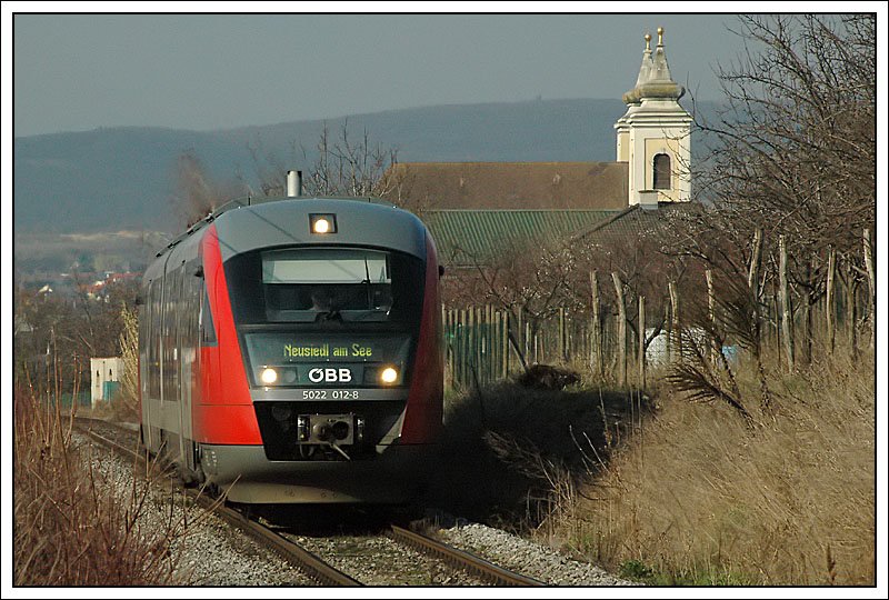 Auch im Burgenland sind bereits die Desiros im Einsatz. 5022 012 als R 7812 von Eisenstadt nach Neusiedl am See kurz nach Verlassen der Haltestelle Winden am See, aufgenommen am 10.3.2007