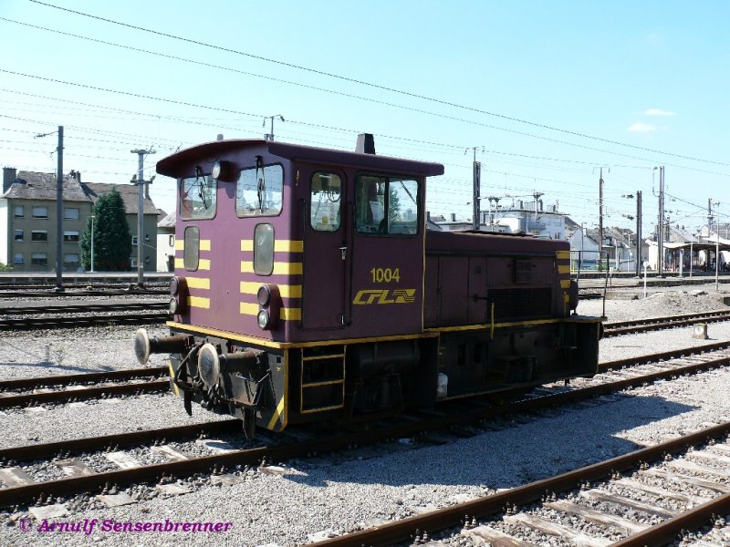 Auch die CFL besitzt Kleinloks (oder Locotracteurs). Hier die CFL 1004 im Bahnhof Bettembourg/Betebuerg/Bettemburg.

24.07.2008
Bettembourg/Betebuerg/Bettemburg