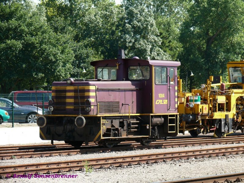 Auch die CFL besitzt Kleinloks (oder Locotracteurs). Hier die CFL 1004 im Bahnhof Bettembourg/Betebuerg/Bettemburg.

24.07.2008
Bettembourg/Betebuerg/Bettemburg