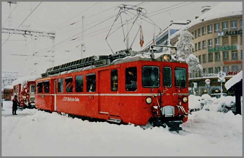 Auch in Chur gabs frher schon viel Schnee. Noch vor der Stromumstellung kmpft sich der Arosabahntriebwagen ABDe 4/4 481 durch die Schneemassen auf dem Bahnhofplatz. (Archiv 12/96)