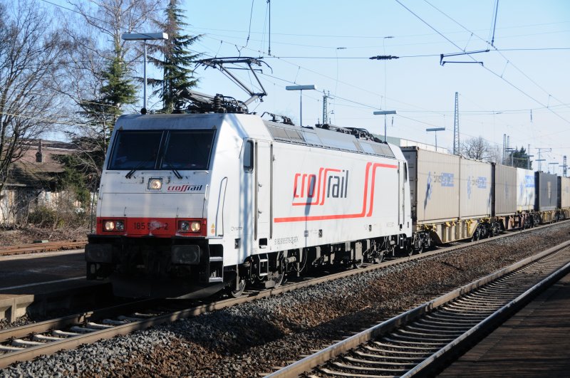 Auch Crossrail meinte es gut mit mir an meinem Geburtstag und schickte mir gleich 3 Loks der Baureihe 185 vor die Linse. Hier die Version in Weiss mit der Ordnungsnummer 578-2 und einem Containerzug unterwegs auf der KBS 651 Richtung Mainz-Bischofsheim. (19. Februar 2009).