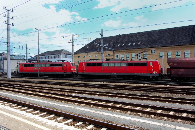 Auch deutsche Loks machen sich vor den Erz-Zgen fr die Voest ntzlich. Doppelpack 151 096-5 und 151 010-6 schleppen schwer an ihrer Last.