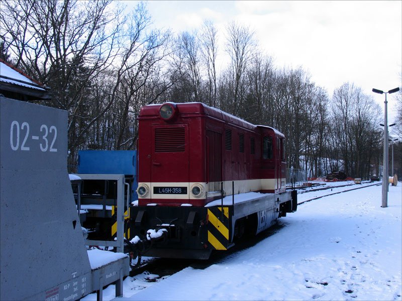 Auch die Diesellok L45H-358 aus Rumnien hat zu tun, damit ab 13./14. Dezember 2008 (fast sechseinhalb Jahre nach den Zerstrungen durch das Jahrhunderthochwasser) auf dem Streckenteil Freital-Hainsberg - Dippoldiswalde wieder planmig Dampfzge durch den Rabenauer Grund fahren knnen. Seifersdorf, 23.11.08
