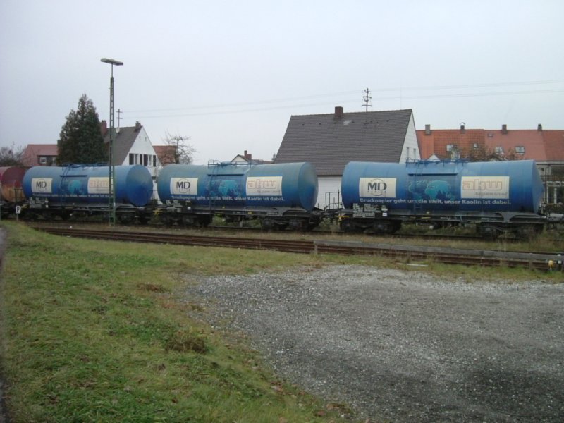 Auch dieses Bild ist heute schon eine Raritt! Die damals 3 neuen Kesselwagen fr den Plattlingverkehr mit den Alten Aufklebern. Die alten 5 waren noch wei (siehe links). Hirschau, 07.12.2004 (Strecke Amberg-Schnaittenbach)
