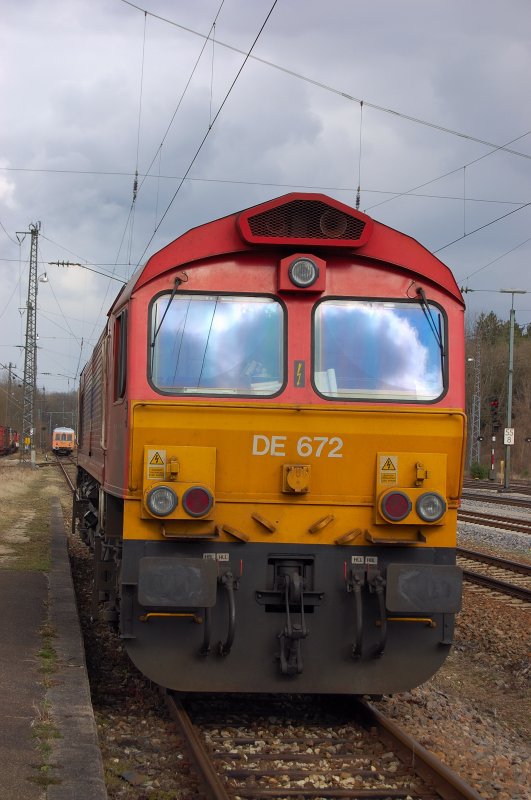 Auch direkt von vorne macht die Class 66 eine gute Figur. Da kommt ihr das hier deutlich sichtbare schmalere englische Lichtraumprofil zu gute. Ob das von  Fish and Chips  kommt mag bezweifelt werden..