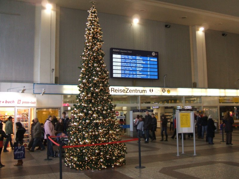 Auch im Dortmunder HBf. hat dieses Jahr der Weihnachtsbaum
eine gute Standposition bekommem. Frhliche Weihnachten aus 
Dortmund .(09.12.2007)