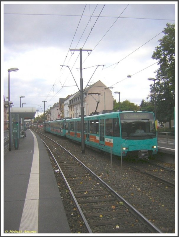 Auch dieser Drei-Wagen-Zug der Linie U2 zum Sdbahnhof, der aus den Triebwagen 516, 525 und 527 der Bauart U4 gebildet war, fuhr am 29.09.2007 als Falschfahrt auf dem Streckengleis in Richtung Bad Homburg bis zum Gleiswechsel an der Station Miquel-/Adickesallee. An diesem Wochenende endeten die Linien U1 bis U3 dort auf Grund von Gleisbauarbeiten.