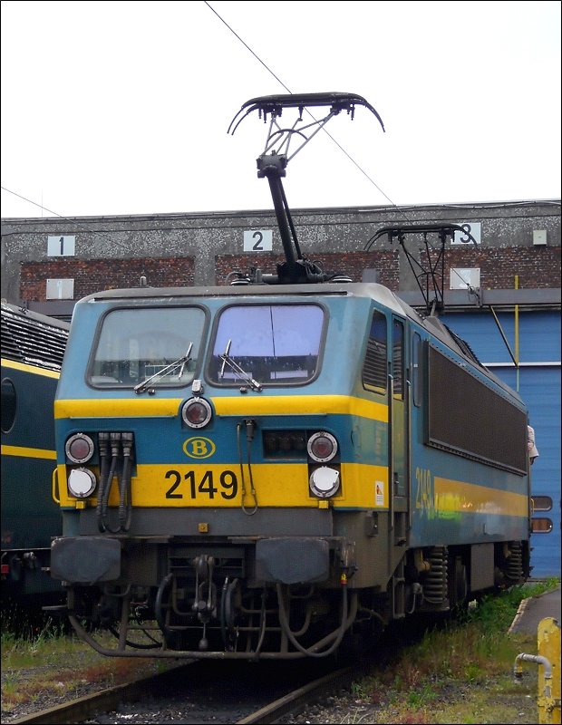 Auch E-Lok 2149 war am Tag der offenen T�r in Kinkempois ausgestellt. In den 80. Jahren nahm die SNCB 60 dieser Loks in Betrieb. Sie werden in ganz Belgien im Personenverkehr eingesetzt, manchmal ziehen sie auch leichte G�terz�ge. 18.05.08 