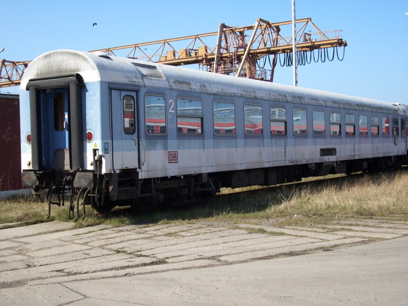 Auch ein in alter Interregio-Farbgebung abgestellter Wagen steht in Mukran.