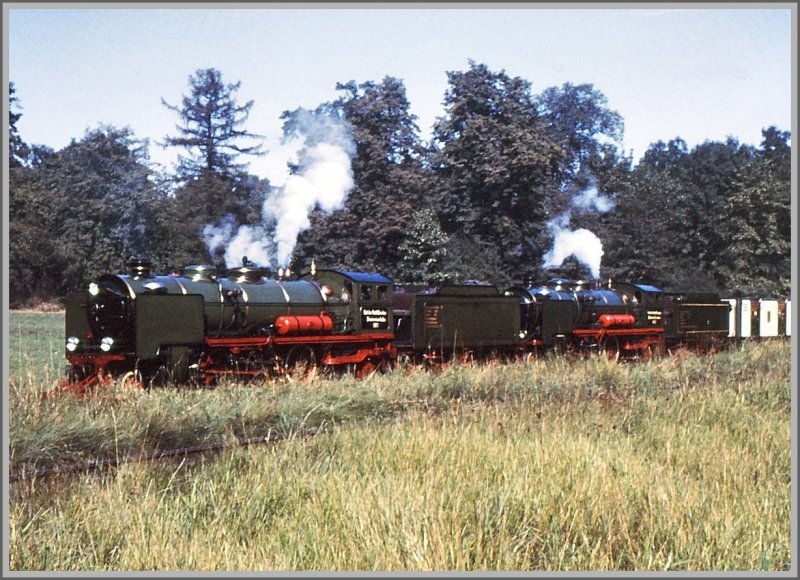 Auch ein Besuch der Pioniereisenbahn Dresden durfte nicht fehlen auf unserer organisierten Dampfrundreise durch die damalige DDR. Eigens fr uns wurde eine Doppeltraktion in Gang gesetzt. (Archiv 07/73)