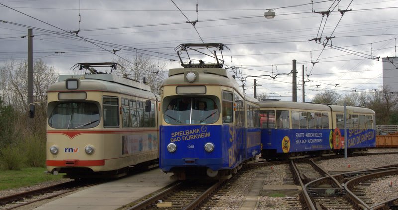 Auch ein  Drgemer Original  ist der 1018 mit Beiwagen 1058. Hier drehen sie auf dem Rheingnheimer Betriebshof eine Runde, danach wird sie die Fotografen zur ersten Parade fahren.