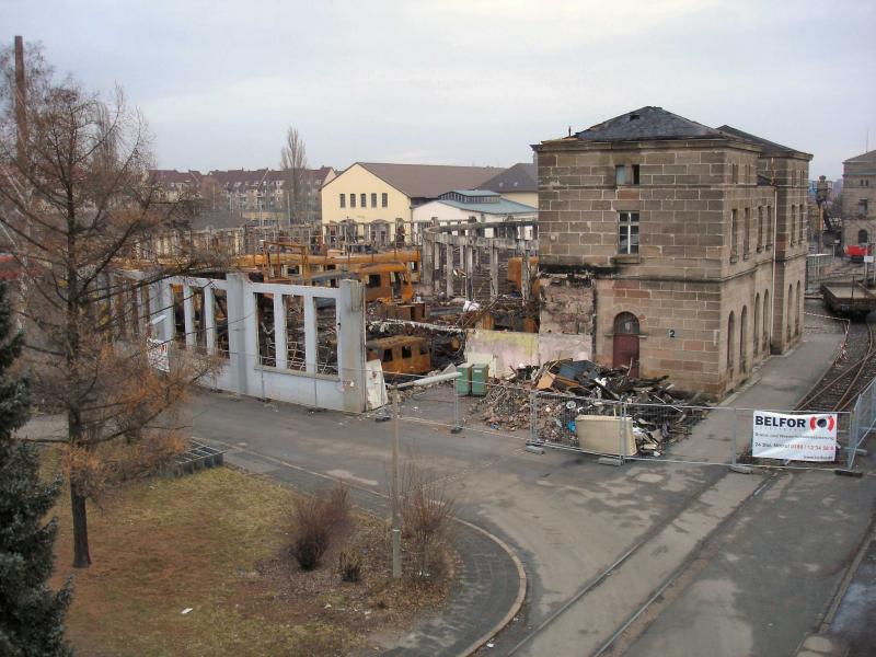 Auch ein halbes Jahr nach der Brandkatastrophe im Ringlokschuppen von N�rnberg am 17./18. Oktober 2005, wo ein Gro�teil der deutschen Eisenbahngeschichte verbrannte, schaut es heute fast noch genauso aus, wie aus dieser Aufnahme, die im Januar 2006 entstand - ein Bild des Jammers
