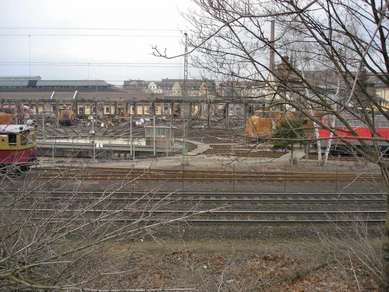 Auch ein halbes Jahr nach der Brandkatastrophe im Ringlokschuppen von N�rnberg am 17./18. Oktober 2005, wo ein Gro�teil der deutschen Eisenbahngeschichte verbrannte, schaut es heute fast noch genauso aus, wie auf dieser Aufnahme, die im Januar 2006 entstand - ein Bild des Jammers.