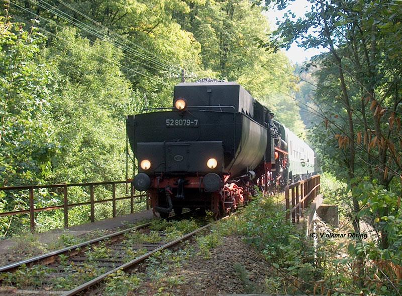 Auch ein schöner Hintern kann entzücken, Wannentender K 2´2´ T30 der 52 8079 mit Sonderzug anlässlich  Tag der Sachsen  im Tal des Sebnitzbaches - 07.09.2003 
